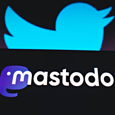Kuvassa näkyvät Mastodonin ja Twitterin logot.