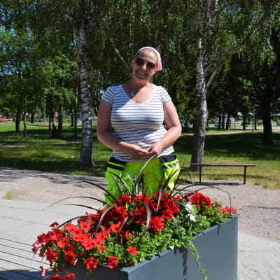 Jessica Engroos framför en blomrabatt 