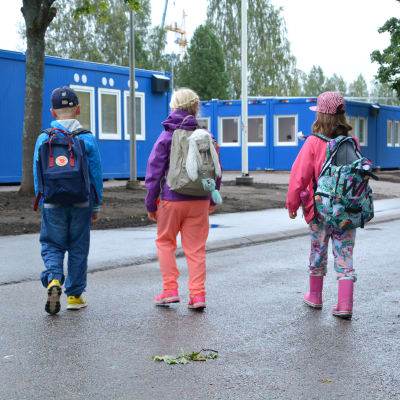 Elever på väg till Näse skola
