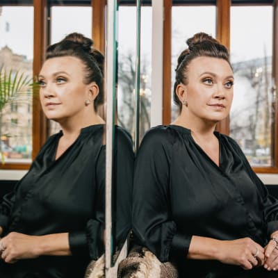 Ruotsalainen kirjailija Camilla Läckberg istuu sohvalla.