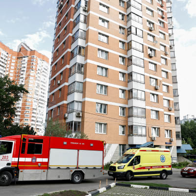 Paloauto ja ambulanssi kerrostalon edessä Moskovassa.