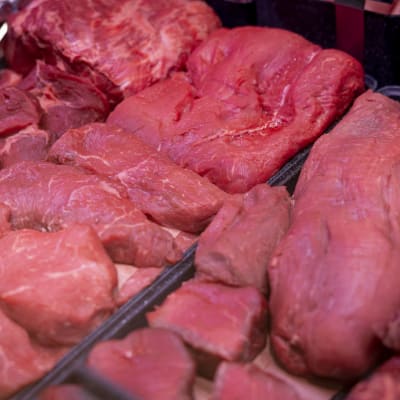 Råa köttprodukter i en köttdisk.