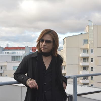 Yoshiki på hotellets balkong med utsikt över Helsingfors 18.10.2017.