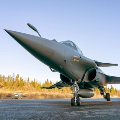 Dassault Rafale-hävittäjä Satakunnan lennoston kentällä.