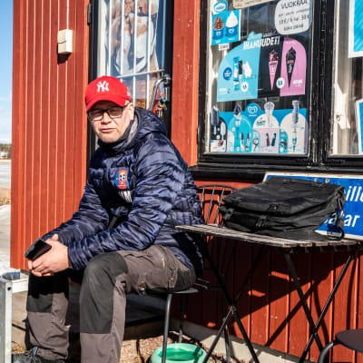 Niklas Mattsson vid gästhamnen i Lovisa.
