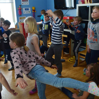 Eleverna i salpar skola i Sibbo dansar till musik på engelska. 
