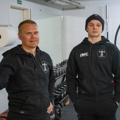 Två personer står bredvid varandra.