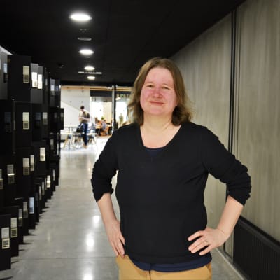 Camilla kronqvist, universitetslärare i filosofi och etik i en korridor i Aurum. 