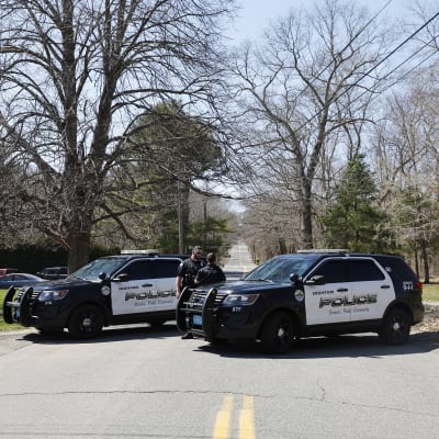 Amerikansk polis har spärrat av en väg i närheten av den misstänkta gärningsmannens bostad i North Dighton, Massachusetts.