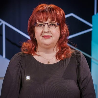 Riikka Salmi, ordförande för det före detta partiet Suomen Kansa Ensin i Yles studio.