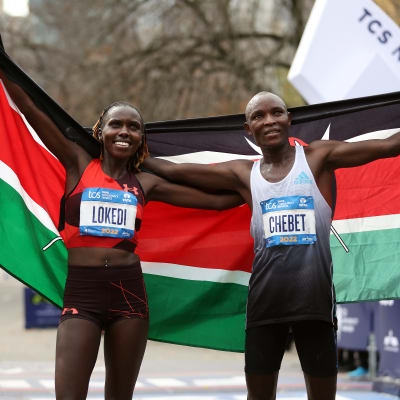 New Yorkin maratonin 2022 voittajat, kenialaiset Sharon Lokedi ja Evans Chebet.