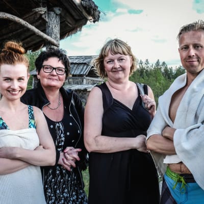 Katja Paju ja Leena Louhisuo sekä toimittajat Hannamari Hoikkala ja Nicke Aldén saunan jälkeen kylpytakit/pyyhkeet päällä Kammi-kylässä Nummijärvellä.