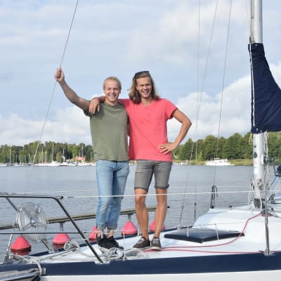 Alfons Grönqvist och Kalle Määttä på en segelbåt