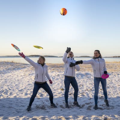 Krista Grundström, Heidi Johansson och Lotta Andström på Tullstranden i Hangö med bollar och frisbeen.