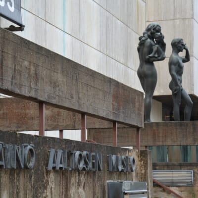 Ingången till Wäinö Aaltonens museum, två statyer står i bakgrunden.