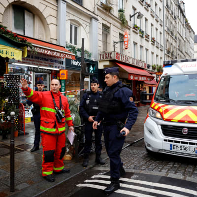 Palokuntaa ja poliiseja kadulla Pariisissa.