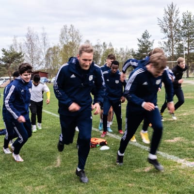 Fotbollsspelare tränar löpning.