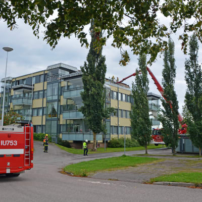Våningshus och brandbilar.