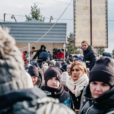 Tuhannet ihmiset jonottivat Ukrainen ja Puolan välisellä Punkt Shehynin rajavyöhykkeellä.