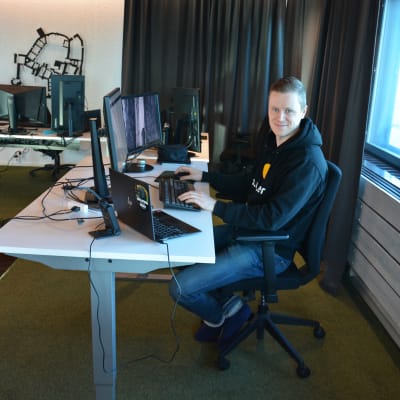 Lauri Falck i S:t Karins-företaget a.i.maters lokaler den 1.4.2022.