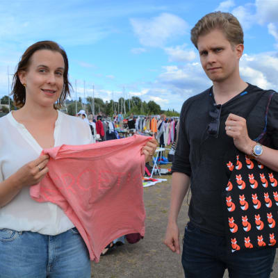 En kvinna och en man på loppisen.