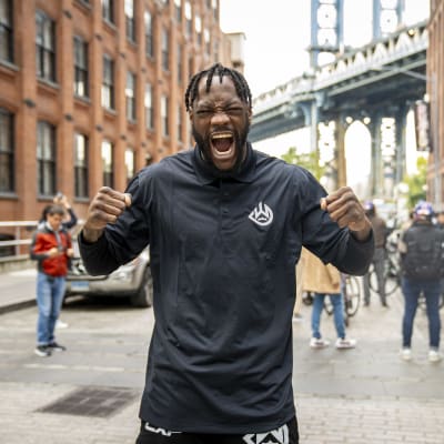 Ammattinyrkkeilijä Deontay Wilder poseeraa kadulla Brooklynissä New Yorkissa.