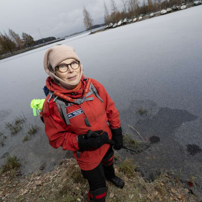 Nainen seisoo jäänreunalla Kallaveden rannalla.