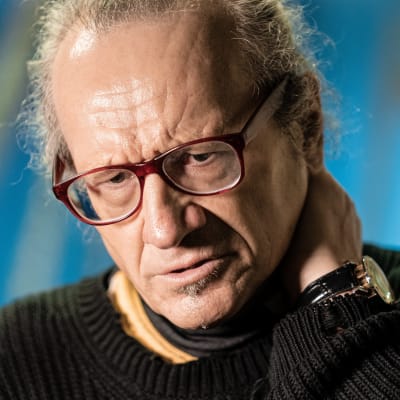 Näyttelijä Viktor Drevitski VikArt Contemporary Drama -teatterin tiloissa Helsingin kaapelitehtaalla