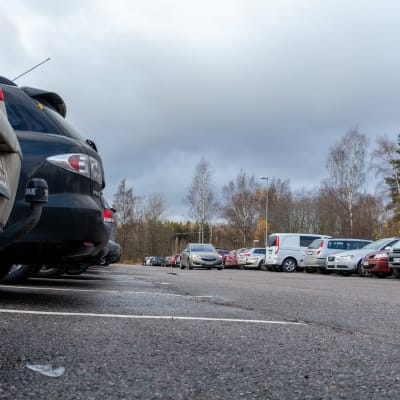Bilar på anslutningsparkering.
