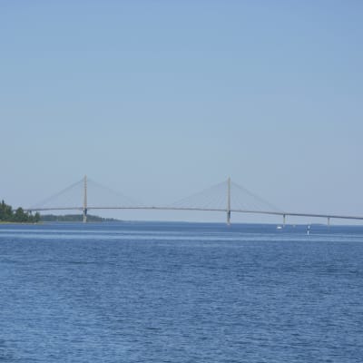 En stor bro sedd från sjön och på några kilometers avstånd.