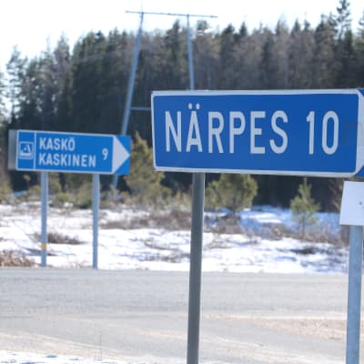 Två vägskyltar. På den ena står det Kaskö, på den andra Närpes.
