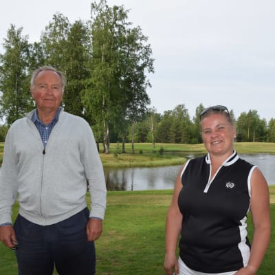 VD Lena Haanpää och tidigare styrelseorförande Harri Bucht vid HanGolf golfbana i Hangö.