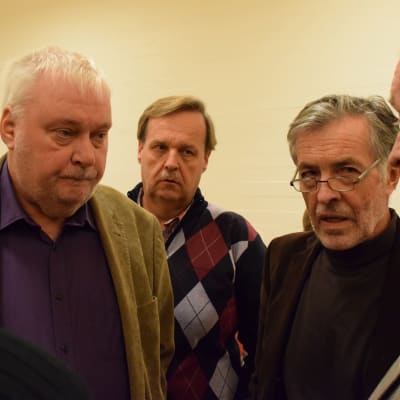 Tomy Wass, Rune Friman och Jan-Erik Enestam diskuterar i en ring.