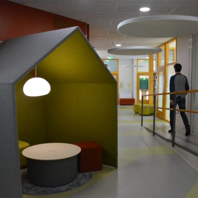 Litet hus gjort av filt i en skolkorridor.