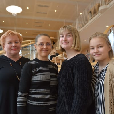 Pietarsaaren  Lukios rektor Minna Vanhamäki, svensklärare Tytti Lehtola och eleverna Roosa Ylihampa och Eevi Kirsilä.