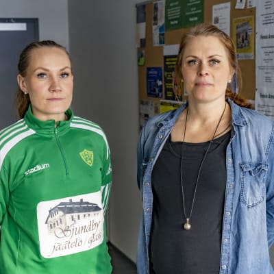 Handbollsspelarna Maria Barck och Linda Arifullen i Sjundeå. 