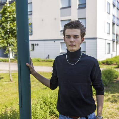 Ressun lukiota käyvä abiturientti Veikko Ormio nojaa lyhtypylvääseen kerrostalon edustalla Vantaan Tammistossa.