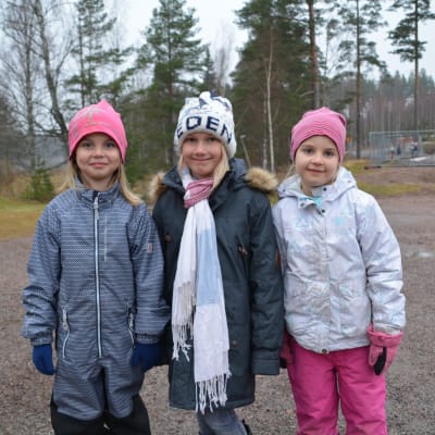 HIlma Englund, Linn Kippilä och Siri Sahamies går i ettan i Grännäs skola