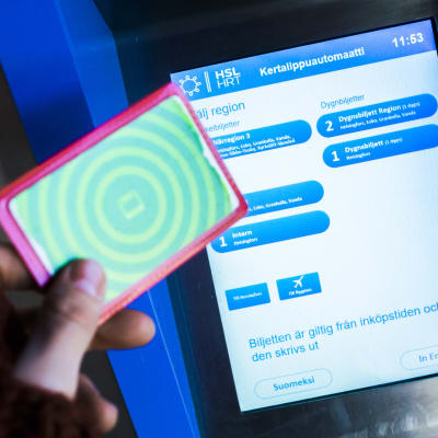 HRTs resekort framför en enkelbiljettautomat på Ilmala tågstation i Helsingfors.