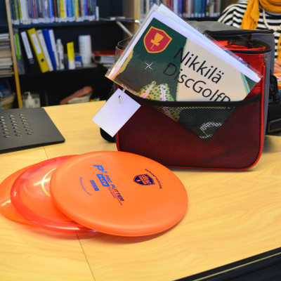 Sibbo bibliotek lånar ut frisbeegolf utrustning. 
