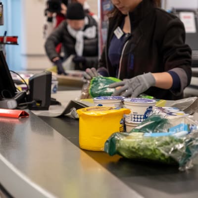 Kassaband i matbutik.
