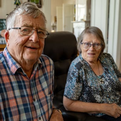 Sven och Ilse Sundström i sitt hem i Ekenäs. 