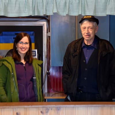 En bild på två personer som står i ett 60-talskök.