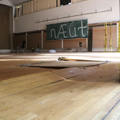 Sal där golvplankorna putar uppåt.