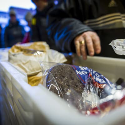 Helsingin Myllypuron elintarvikejakelussa jonottavia ihmisiä