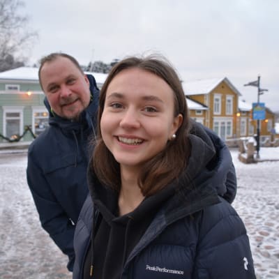 Östnylands lucia 2019 och luciapappan står på rådhustorget i Borgå.