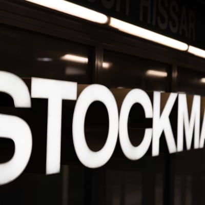 Stockmannin logo lähikuvassa.