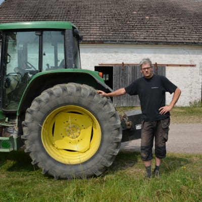 Johan Sjöblom är bonde i Karis
