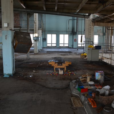 Leksakerna hör till en fotograf som ibland använder den gamla fabriken som arbetsplats.