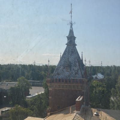 Utsikt över klocktornet genom smutsiga fönster.